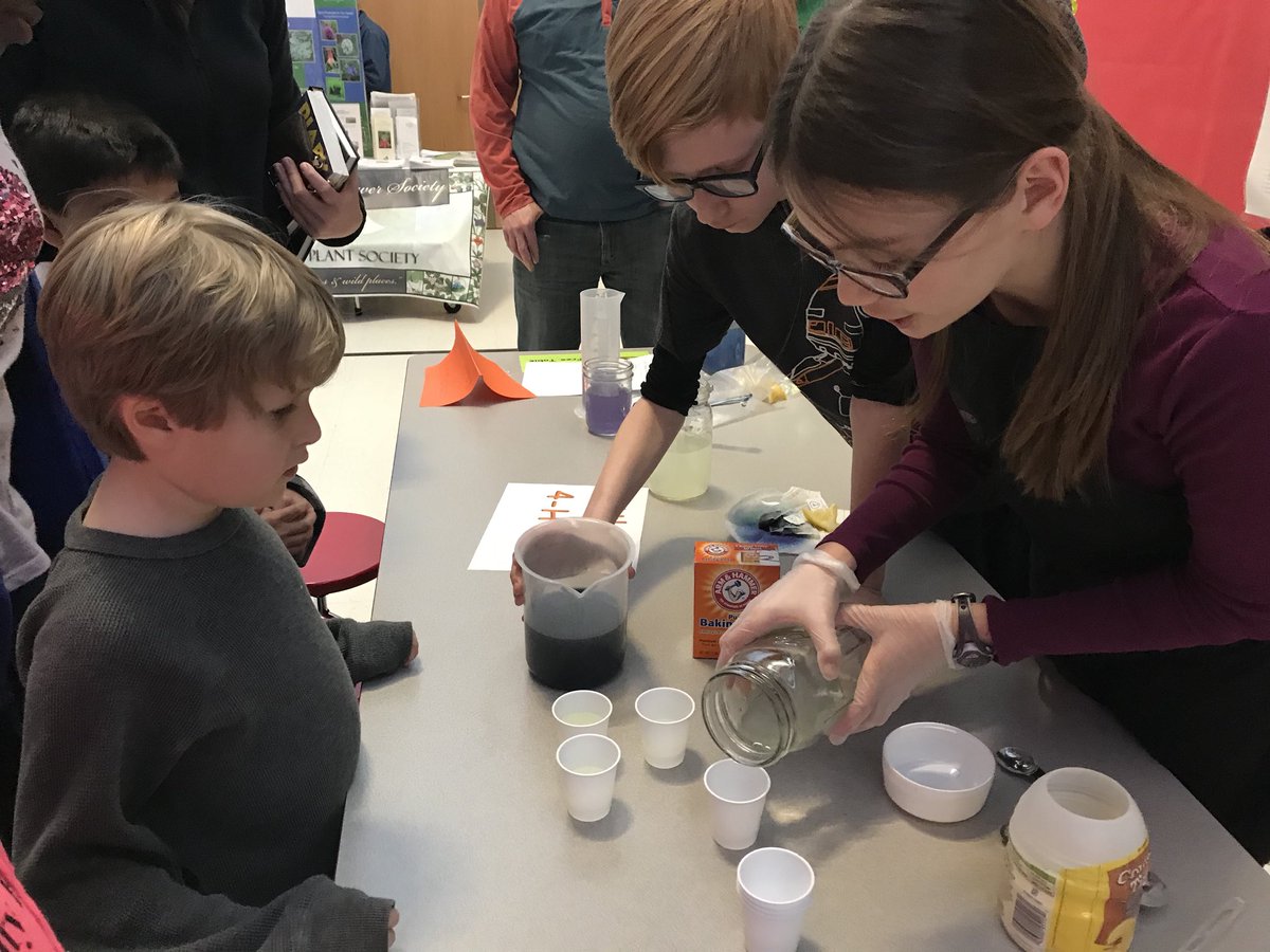 AbramAcademics's tweet image. STEAM night fun!!! 🔬🎨#SpringTwitterChallenge #TimberwolvesRock @AndrewBuchheit