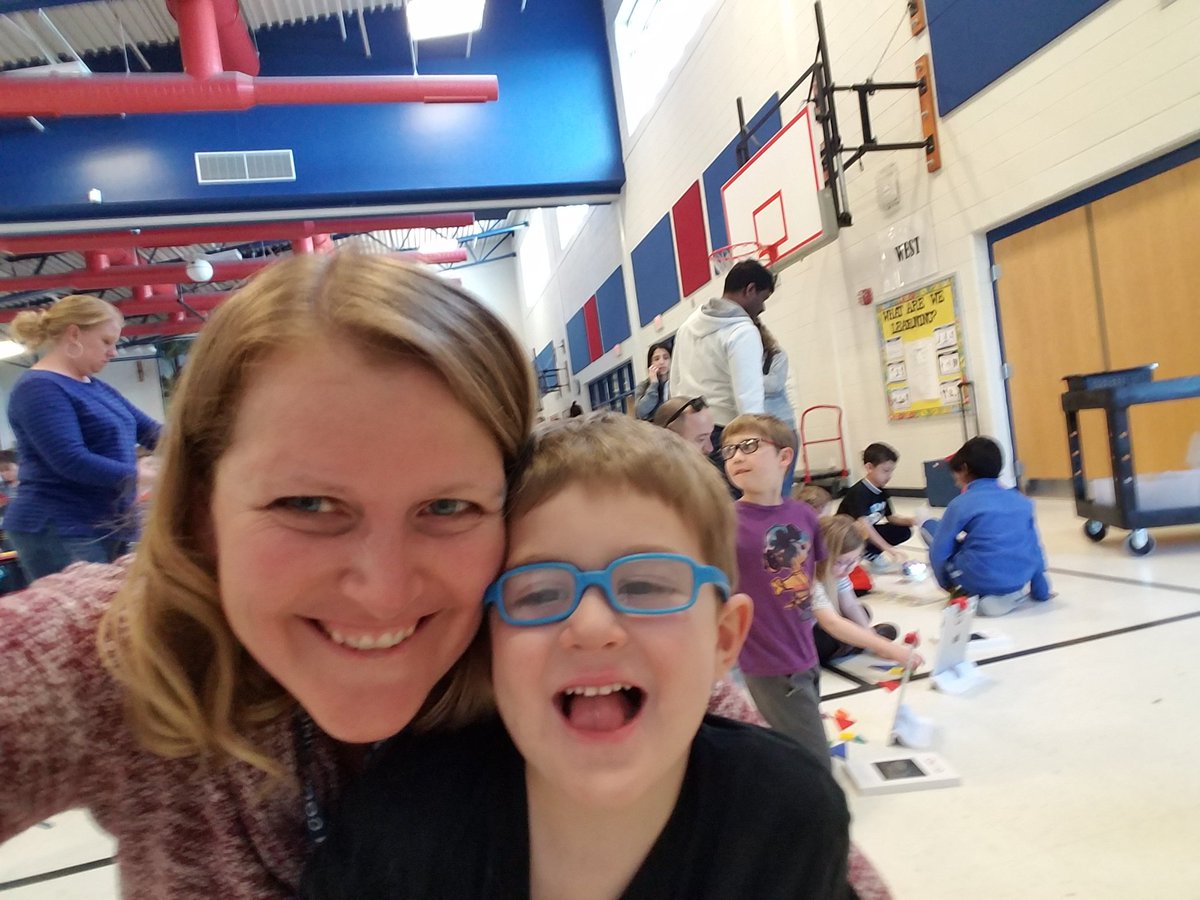 Mrs_Krueger_'s tweet image. Having fun at the STEAM Expo!! Yay!! #timberwolvesrock  #springtwitterchallenge @AndrewBuchheit