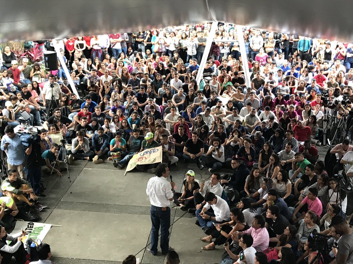 DuvalierSanchez's tweet photo. Me quedo con esta forma de hacer política, la que se hace con la gente, con convicción, siendo coherentes,  sin tarima, sin barreras, sin privilegios ¡Un profesor presidente de la nación! #FajardoEnUnivalle #LaFuerzaDeLaEsperanza https://t.co/eN2uVHmAkF