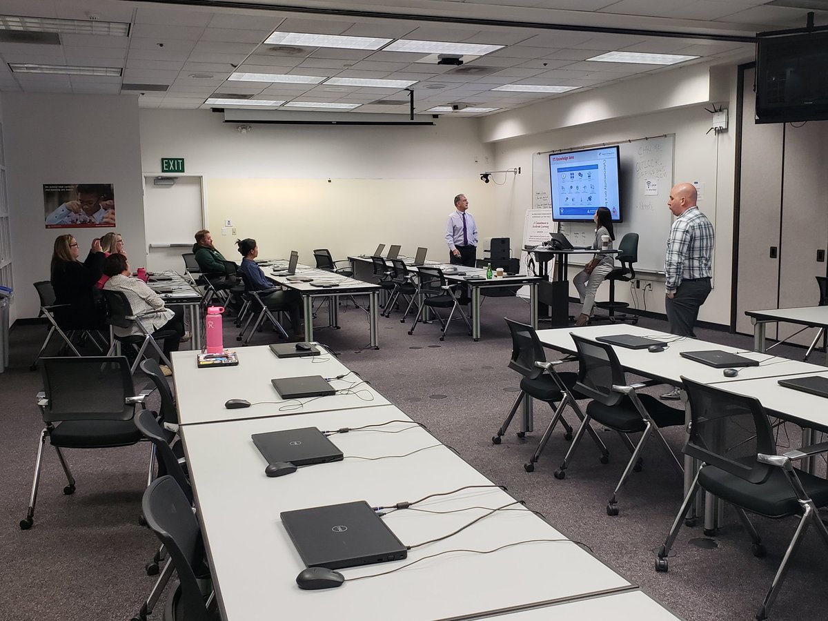 Hoctor66's tweet photo. At #SDCOETech we share our learning at Knowledge Jams. Got to be a part of my first one today! https://t.co/z9dLz5Xku1