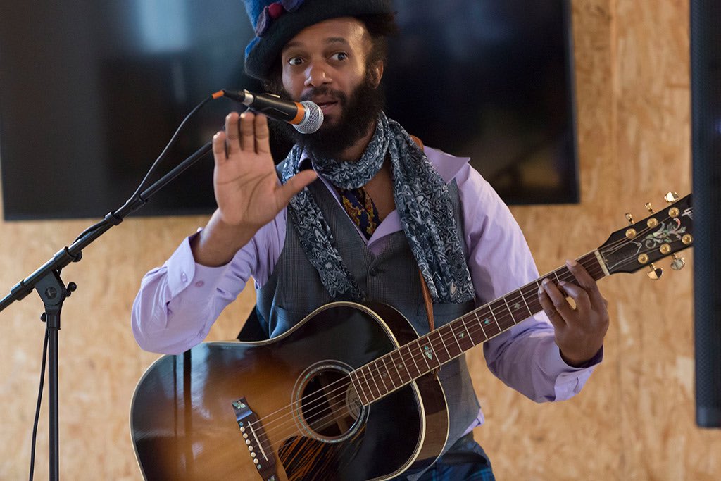curious_mindFR's tweet photo. @autonomyphil @MusicNegrito @TomasTheChilean He has the soul of a wise man, the energy of a conqueror and the eyes of a child. I’m a fan! https://t.co/VUzkzb2YFv