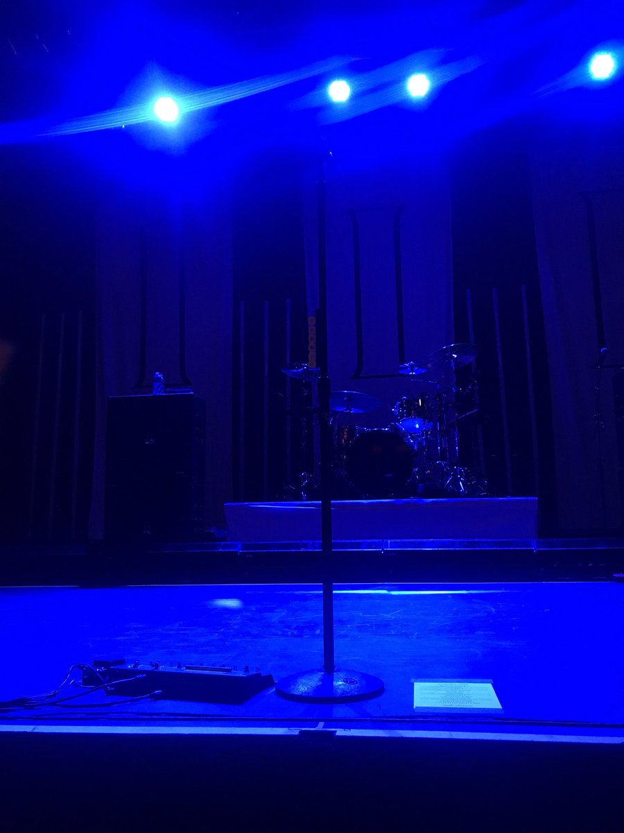 sohighschooltv's tweet image. 32 HOURS CAMPING OUT GETS YOU CENTER BARRIER #5SOS3SilverSpring @5SOS