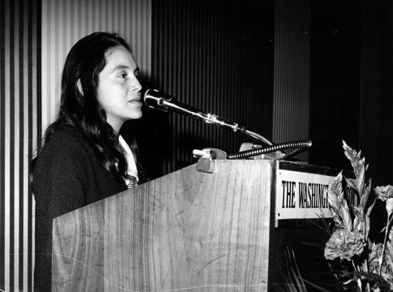 ZinnEdProject's tweet photo. Born #tdih 1930, Dolores Huerta. Along with Larry Itliong, Philip Vera Cruz, César Chávez, and thousands of farmworkers, founded UFW. Resources: https://t.co/0uJs13LRmS 📷speaking to AFT; with Itliong https://t.co/LwSXQyEAGV