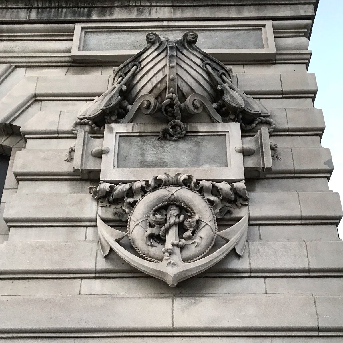 TurnstileTours's tweet image. #ArchitectureTuesday The former @BklynNavyYard YMCA is beautifully festooned with nautical imagery. Built in 1902 with a $300K donation from heiress Helen Miller Gould, it was meant to provide refuge from life at sea, and from the temptations of Sands St (like @KingsCoWhiskey 😉)