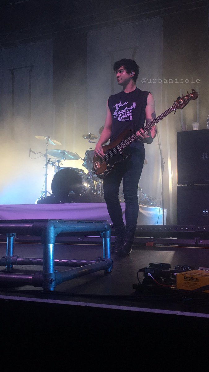 CalumUpdating's tweet image. Calum on stage tonight! #5SOS3SilverSpring | @urbanicole