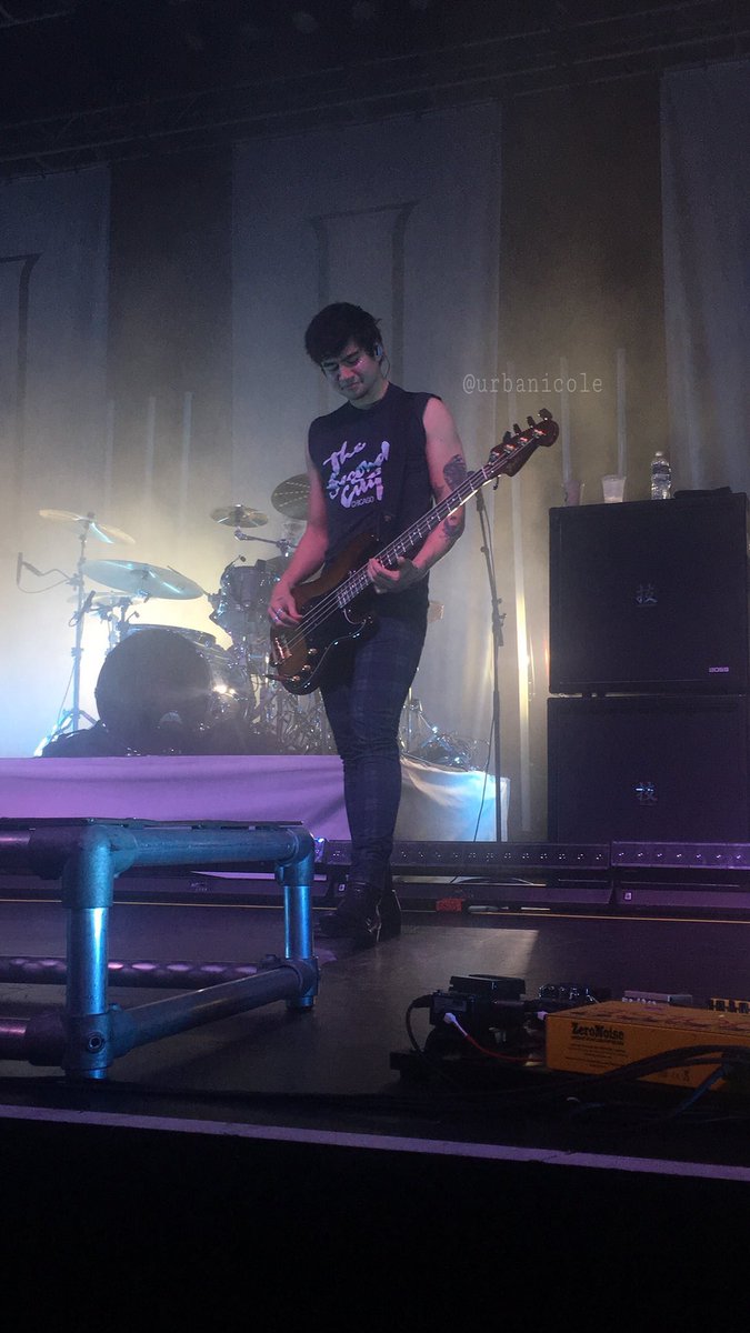 CalumUpdating's tweet image. Calum on stage tonight! #5SOS3SilverSpring | @urbanicole