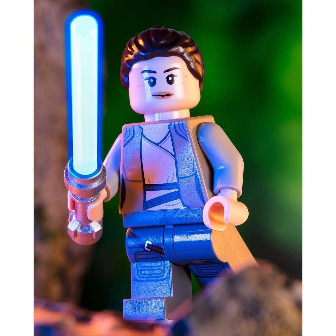 mrandmrsbrick's tweet photo. From @lego -  Happy birthday to Daisy Ridley, aka Rey. Thank you for being the galaxy’s beacon of balance, energy, and The Force.
#mrandmrsbrick #starwars #lego #legostarwars #legostarwarsminifigures #rey #legorey #daisyridley #minifigures https://t.co/bJprUg5vVH