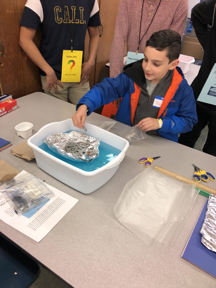 EAnnino123rb's tweet photo. Exploring a scientific phenomenon #POBSTEAMNight @JGierasch @sgrayPOB @pobsupt https://t.co/Ovc3CvreBD