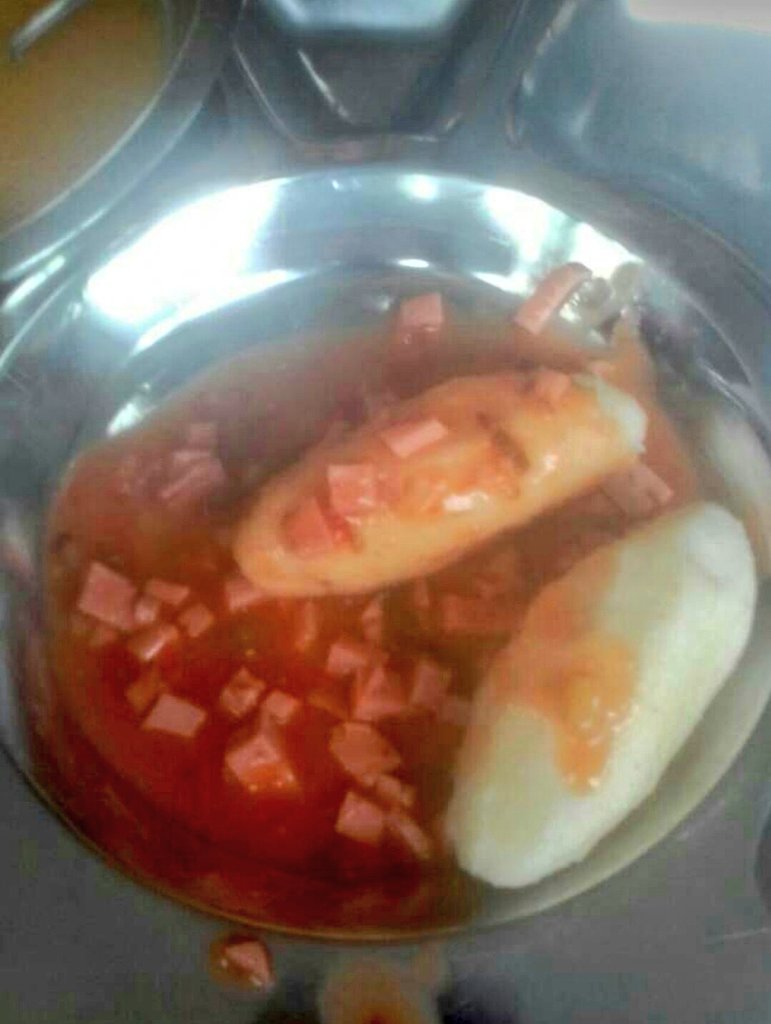 Watcher_Ven's tweet photo. #10Abr / Almuerzo de hoy para lo estudiantes de la Unexpo. Bollo y mortadela. La comida de cena la eliminaron / #Guayana Puerto Ordaz https://t.co/xsWGWyDgA7