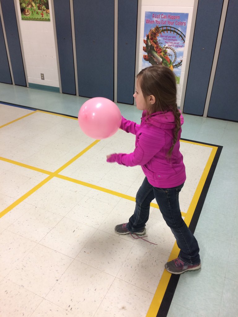 ssjon09's tweet photo. Balloons for volleyball and other skills! We really use our heads! #physed #volleyball #Balloons #servebumpsetspike #shapeMi #weuseourheads #balloonkeepup #HandEyeCoordination #ElementaryPE #PhysicalEducation #SHAPEAmerica https://t.co/IjtPhtZElA