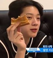 Pnpp23's tweet photo. สุภาษิตเช้านี้ ขอเสนอ

‘กินอยู่กับปาก อยากอยู่กับเธอ’

🐼💕🐰
#หลินฮุน https://t.co/LkKJAirkSp