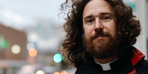 FOCUScatholic's tweet photo. The “#Hipster Priest”: Young pastor turns heads—and hearts—in Boulder, Colorado via @AleteiaEN https://t.co/7cR36CZUz3 https://t.co/SUvEXxTpqr