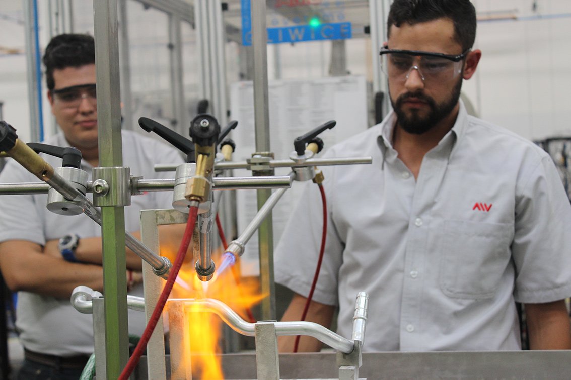 parqinnovacion's tweet photo. Hoy se llevó a cabo el arranque de operaciones de una estación soldadora de aluminio para la empresa #Maflow, desarrollada por alumnos de la Escuela de Ingeniería @DeLaSalleBajio en colaboración con @parqinnovacion. ¡Felicidades por su esfuerzo y compromiso! https://t.co/ERstXE4Qd0