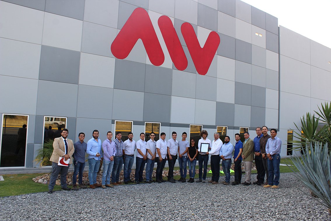 parqinnovacion's tweet photo. Hoy se llevó a cabo el arranque de operaciones de una estación soldadora de aluminio para la empresa #Maflow, desarrollada por alumnos de la Escuela de Ingeniería @DeLaSalleBajio en colaboración con @parqinnovacion. ¡Felicidades por su esfuerzo y compromiso! https://t.co/ERstXE4Qd0