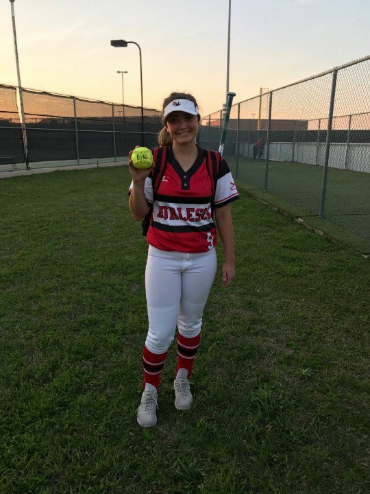 AMNTX18u's tweet photo. **Dinger Aler** 2018 OF/UT (@bhsElkSoftball Burleson HS, Cisco Commit @wranglertweet) Maddie McGovern @maddie_jo9 rings the dinger bell tonight with a 3 Run shot #InCrushWeTrust #ExpressDNA https://t.co/CsSpqG8J3o