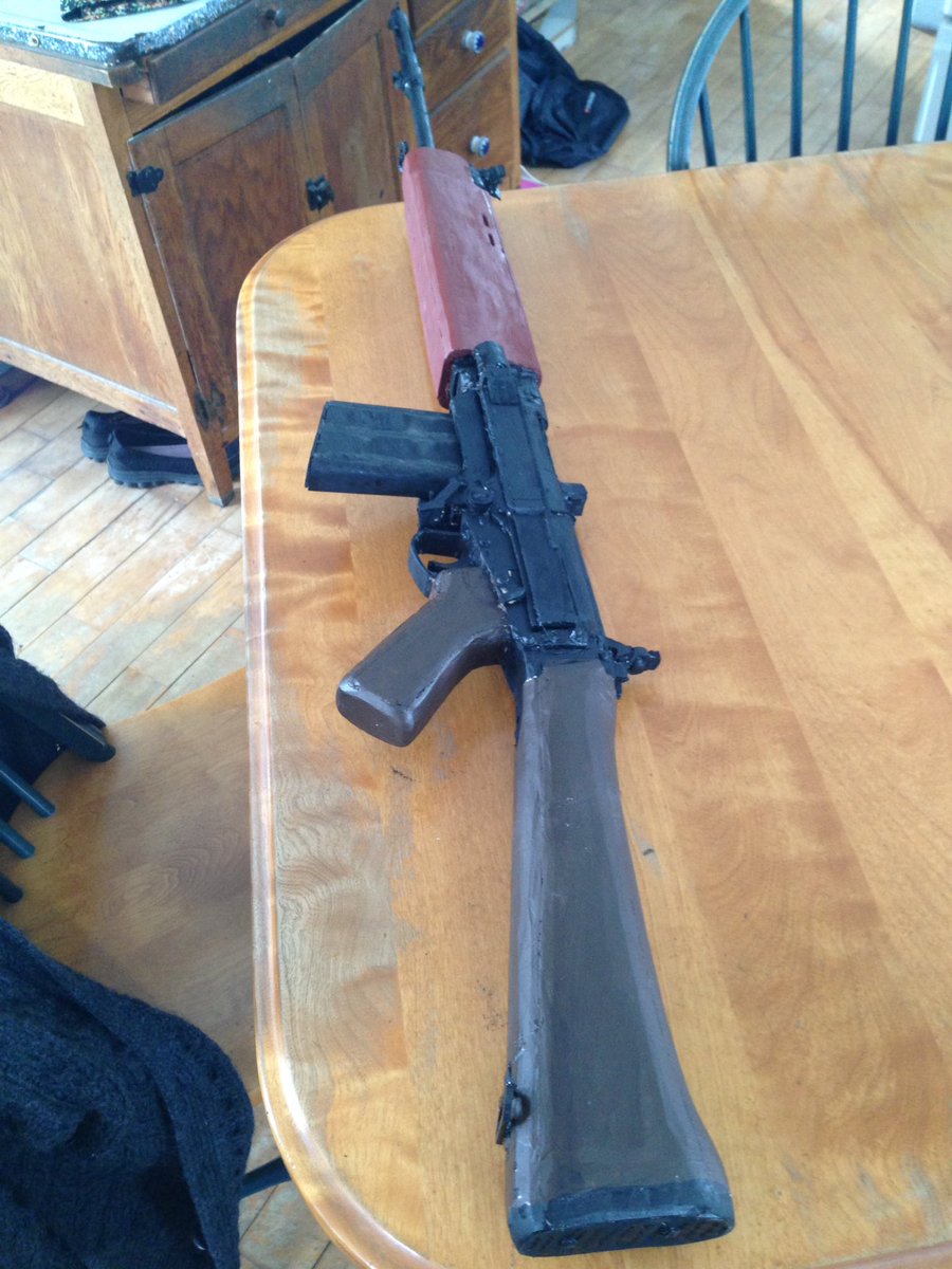 BoumaWoodwork's tweet photo. FNC1A1 #model #modelweaponsfromscratch #models #actuallyautistic #military #ARMY #canadianforces https://t.co/jqat01rtaB