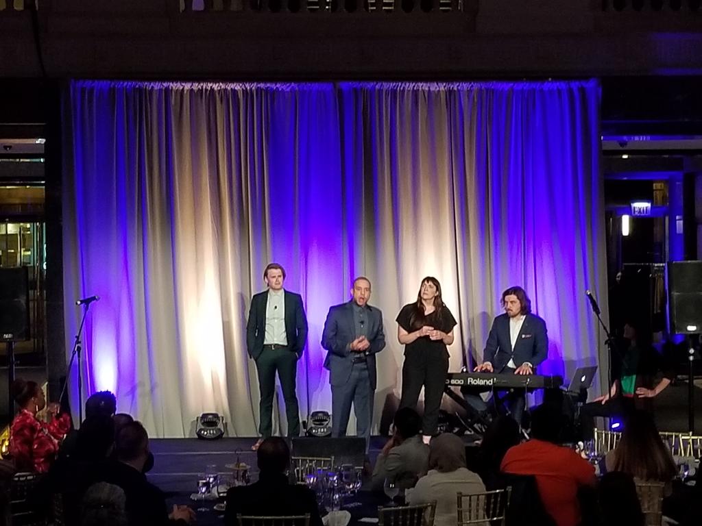 cheryloliver's tweet photo. Oscar moment. Mangoes. Cute Baby Juicer and @TheSecondCity #ExecLF18 https://t.co/rQPtmIqNY6