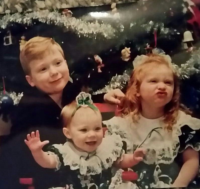 HolmanDelayna's tweet photo. Happy national siblings day to these 2 weirdos @jillian_holman @ZacHolman 😘😘 https://t.co/hW8dsAeuom