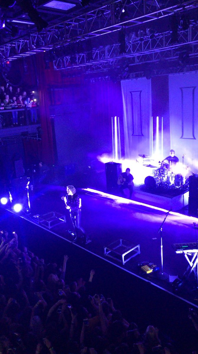 starbornhunt's tweet image. I LOVE MY FRIENDS I LOVE MY FRIENDS I LOVE MY FRIENDS. THANK YOU @meep28 SO SO MUCH IM SO HAPPRY RIGHT NOW YOU WONT EVEN BELIEVE IT!! 💙💙 got to see my boys @5SOS live tonight during amnesia!! #5SOS3SilverSpring