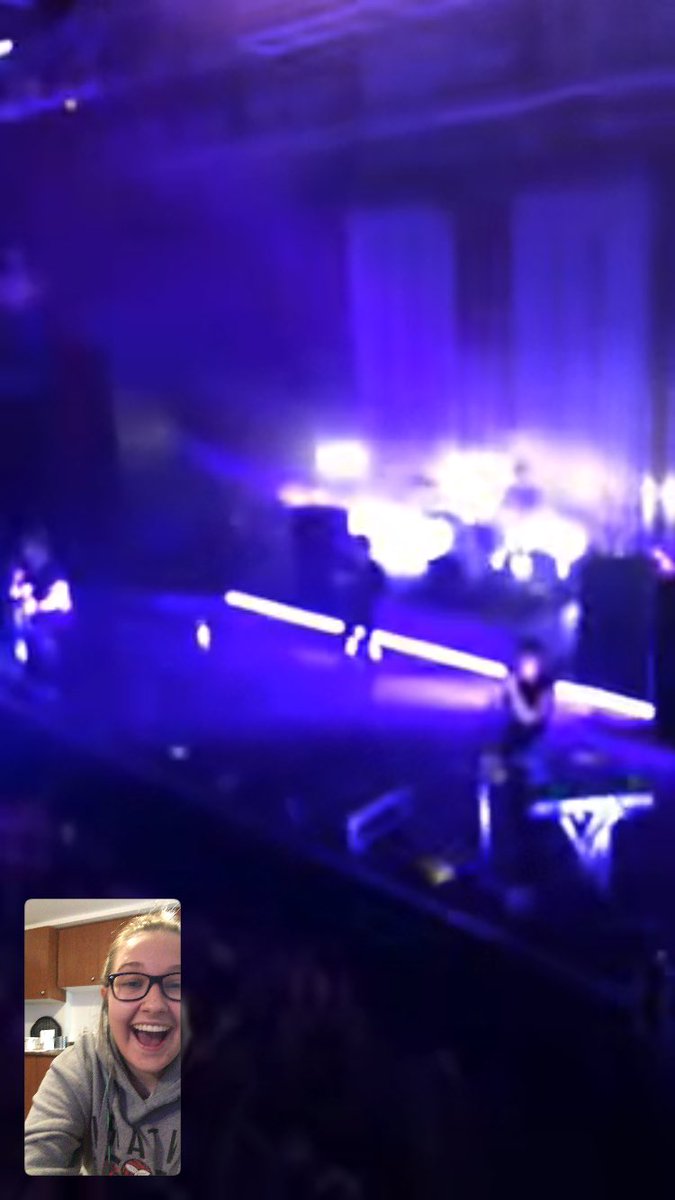 starbornhunt's tweet image. I LOVE MY FRIENDS I LOVE MY FRIENDS I LOVE MY FRIENDS. THANK YOU @meep28 SO SO MUCH IM SO HAPPRY RIGHT NOW YOU WONT EVEN BELIEVE IT!! 💙💙 got to see my boys @5SOS live tonight during amnesia!! #5SOS3SilverSpring