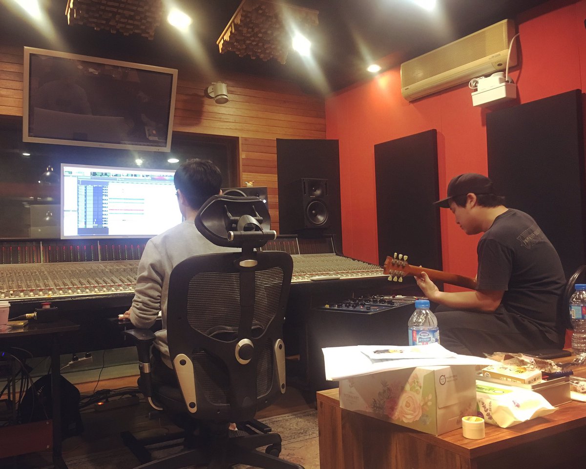 LEE YONG WON
ギターレコーディング中！