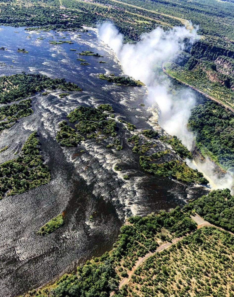 littlemisslouch's tweet photo. as gazed upon by angels in their flight 🚁 #viewfromthetop #victoriafalls #thesmokethatthunders #zamwiththefam #livethedream #thisisafrica #chasinglight #adventure #livelifelarge #lifebydesign #sunglasssquad #twentyeightDREAM #artofliving #bucketlist https://t.co/52RuxIfexf