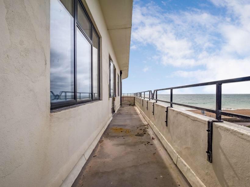 WorthingBranch's tweet photo. #Letagreed yesterday on this stunning refurbished seafront apartment in #worthing #happylandlord #artdeco #architecture #beachfront #beach #seaviews #balcony #lettings #leaders https://t.co/QhS9WFYNa8 https://t.co/T7O5AwFin4