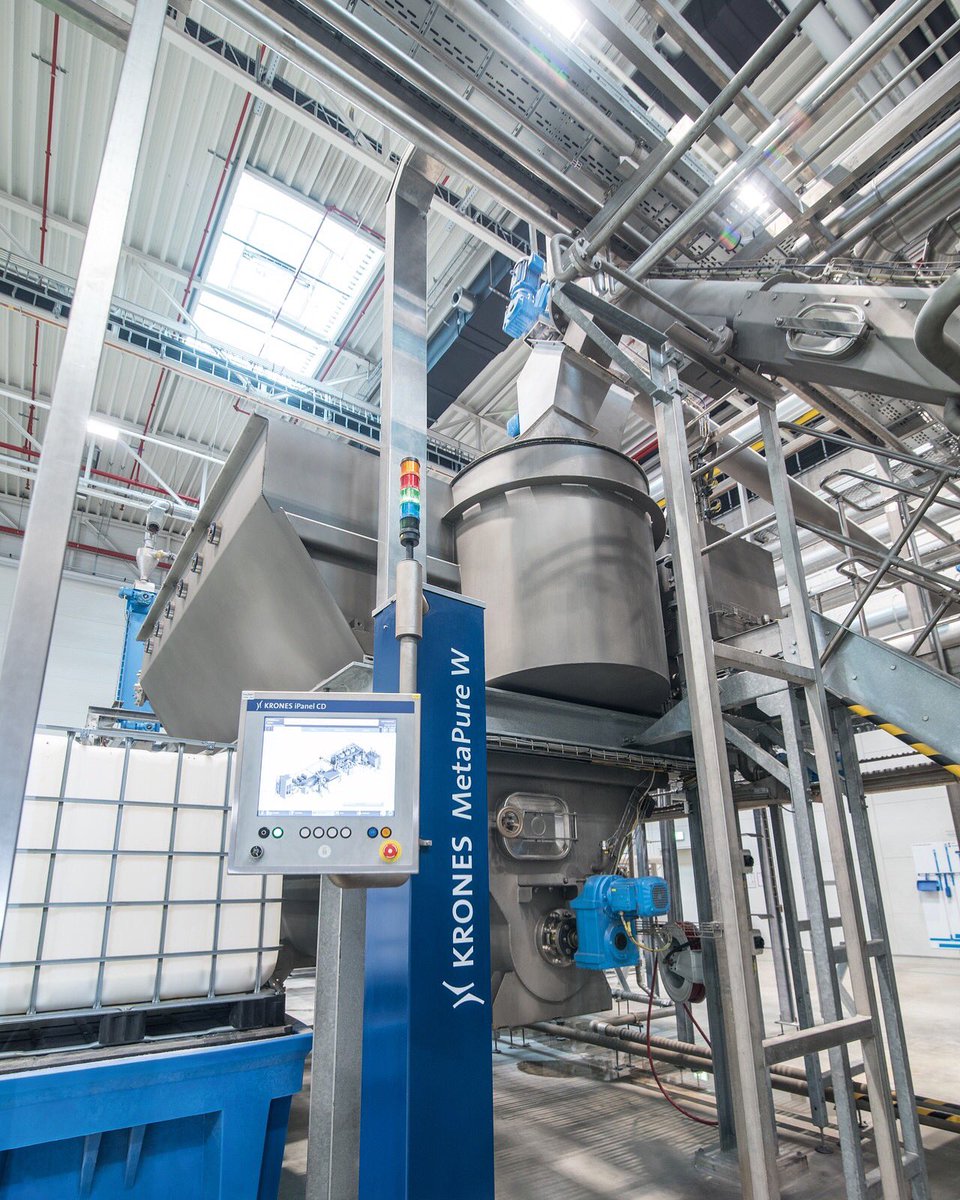 KronesAG's tweet photo. One bottle - many lives.🧘♂️🙌PET bottles are made from material which is perfectly suitable for recycling. ✅♻️ Our #KronesMetaPure W is ideally suited for that! ✨🏅 #GermanBlingBling #KronesAG #Krones https://t.co/Q6rTZkxcKG