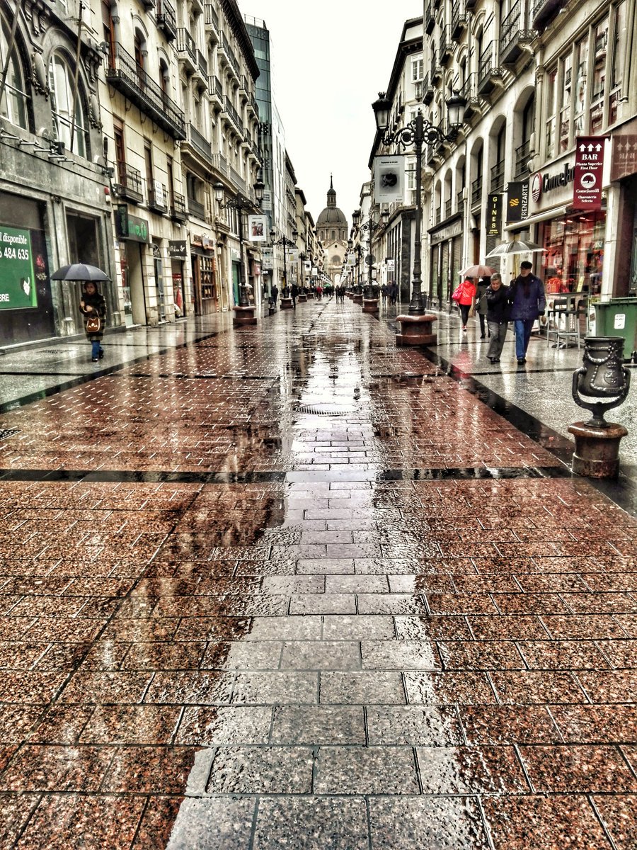 Hoy os damos los #BuenosDías con esta bonita foto de #Zaragoza estos días lluviosos, ¡¡¡ánimo que ya es #miércoles!!!

Foto vía <a href="/muchageta/">Jesus Muchageta</a>