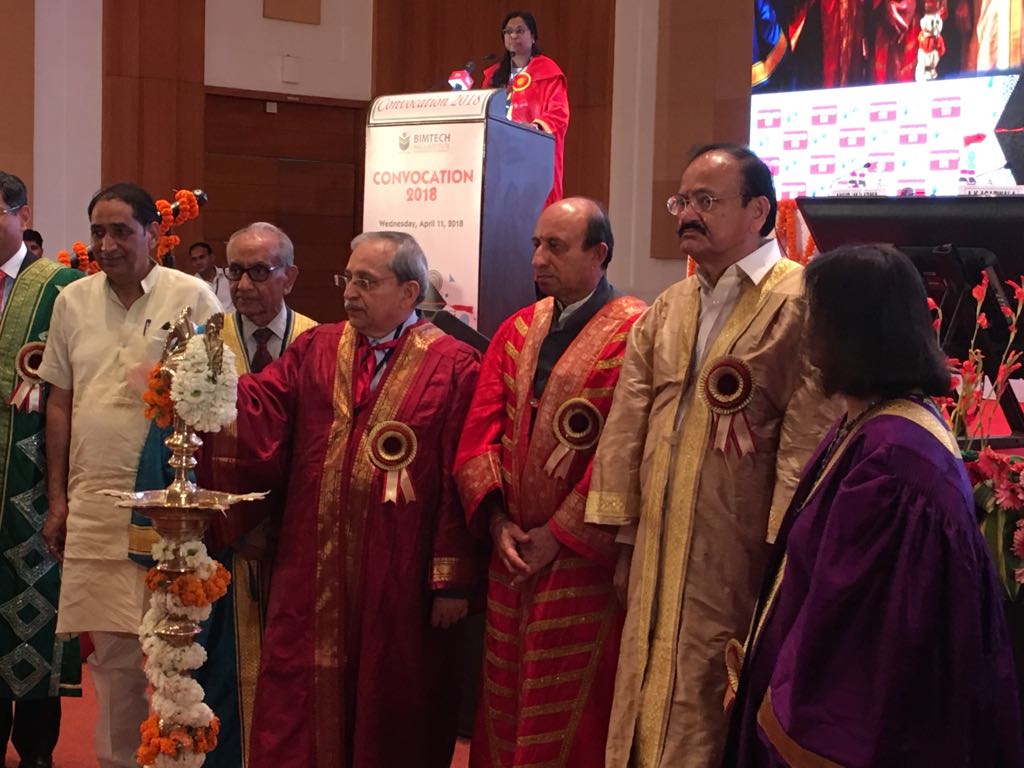 SaloniSinha29's tweet photo. Shri @MVenkaiahNaidu
#convocationaddress #bimtechconvocation2018
@BIMTECHNoida #diplomaawardees Please use #Liberalisation
#PRIVATISATION
#Globalisation
"21st century should belong to India" https://t.co/ZYlXbIK4ob