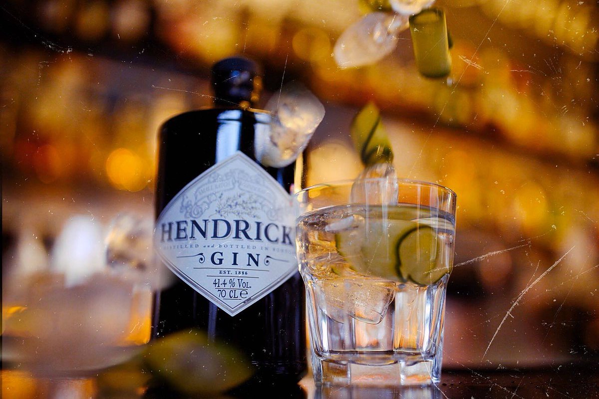 barsTinte's tweet image. Hey!🤟
Mēs oficiāli pasludinām APRĪLI par džina mēnesi, jeb Hendrick + Tonic mēnesi. 
Nobaudi izsmalcinātu džinu ar svaigu gurķi, savienojumā ar dzirkstošu toniku, par izteikti pievilcīgu cenu, tikai 4 EUR.