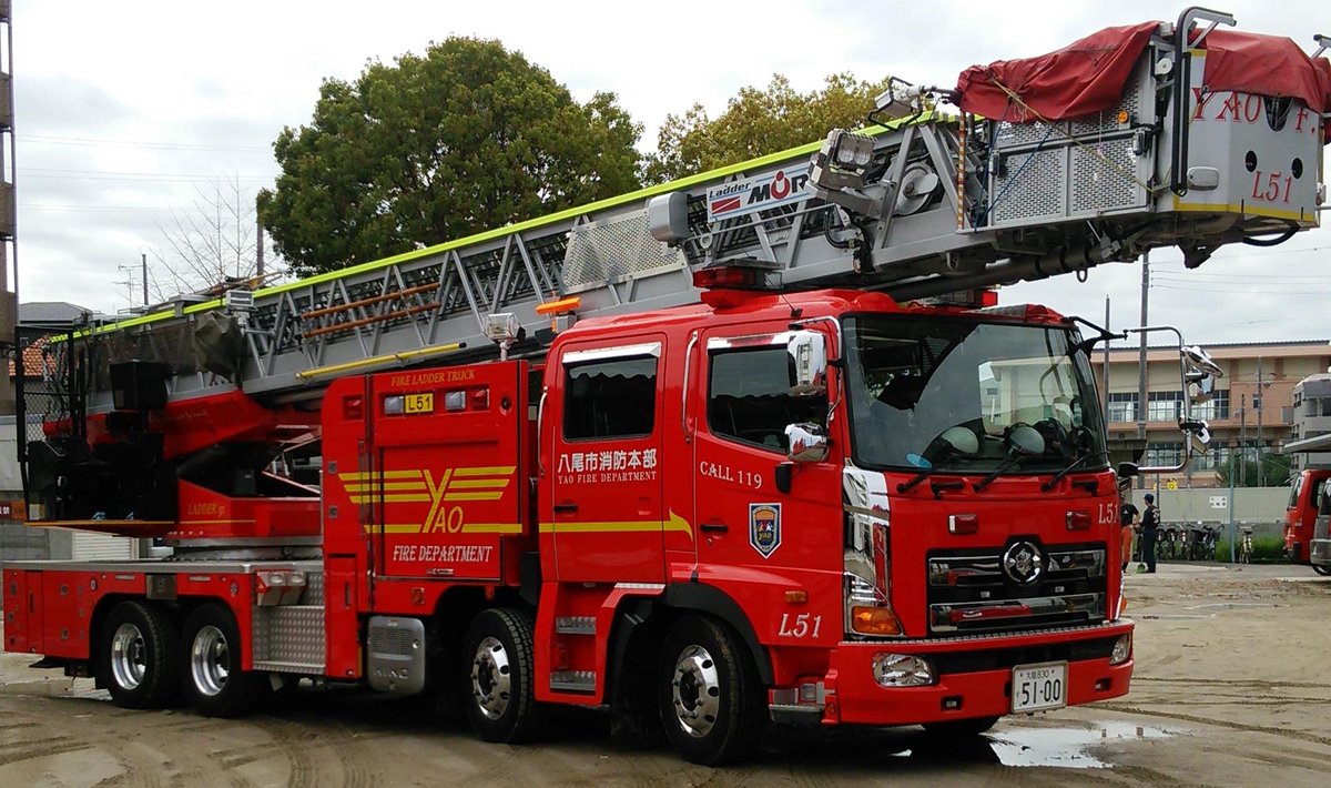 金ちゃん 大阪特殊車体製作所 Twitterissa やっぱ4軸はしご車って迫力あるよな ズシッっとした重量感なんだろうけど 消防車 はしご車 T Co Oyz0edkkdv Twitter