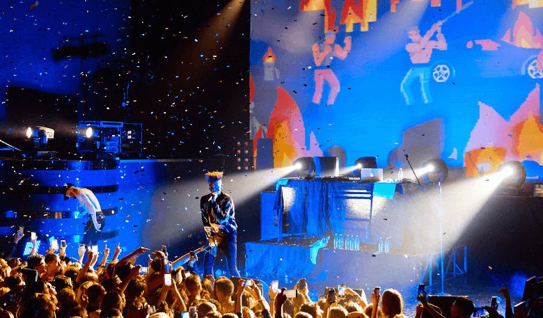 AlljFans's tweet image. ФАНАТЫ ИЗ НОВГОРОДА НАВСЕГДА ВЛЮБИЛИ В СЕБЯ РЭПЕРА ЭЛДЖЕЯ

Выступление #Элджея, проходившее на третьем этаже клуба «LED NIGHT CLUB &amp;amp; CONCERT HALL», поразило новгородцев своей мощностью. Звуковые и световые эффекты, дополнительная сцена, многочисленные… eldzhej.ru/fanaty-iz-novg…