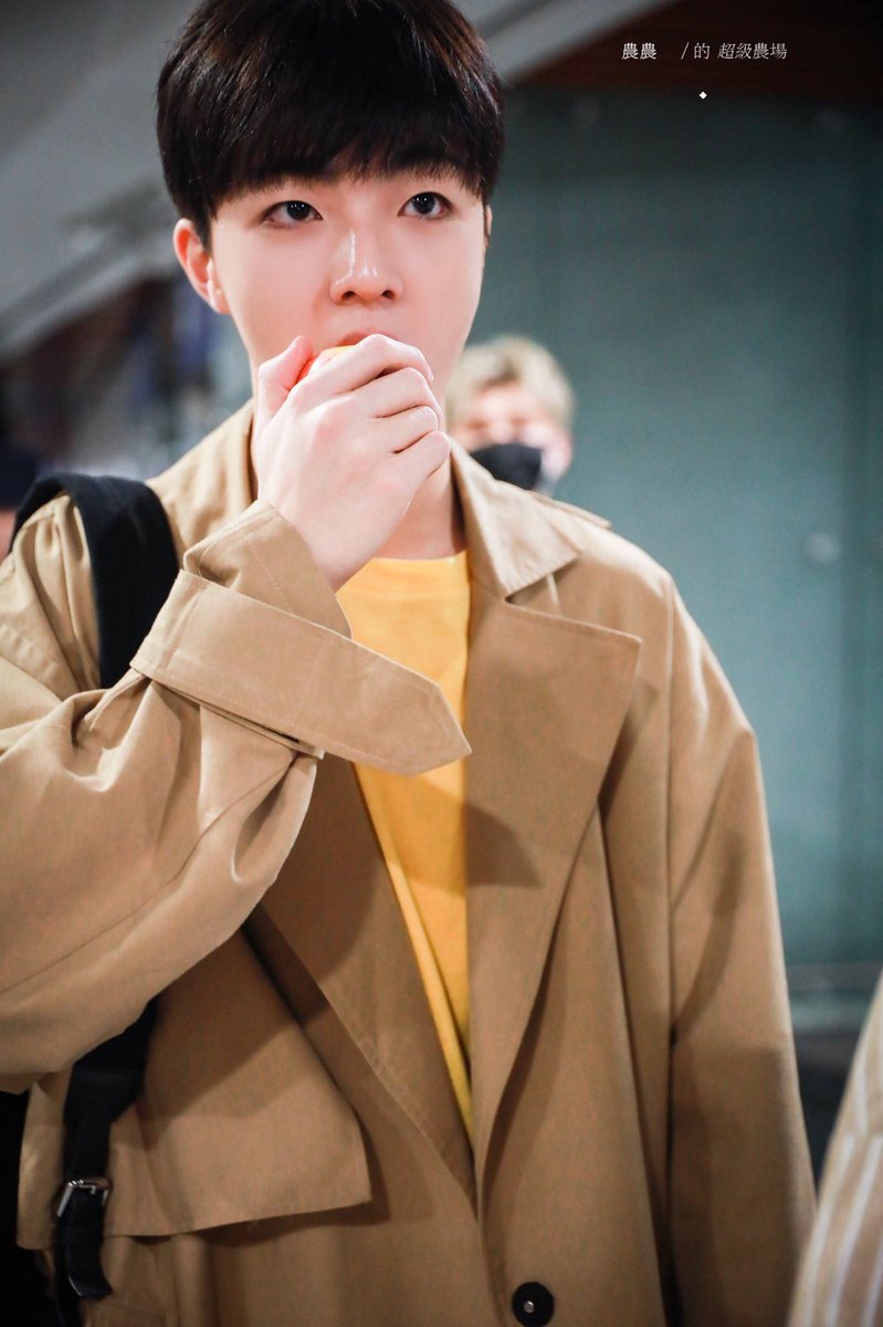 hntaaaa_'s tweet photo. หนงหิวอ่าาา​ เมื่อคืนหนงทำการบ้าน​จนดึกเลย​ ยยังไม่ได้กินอะไรเลย...
#หนงหนง #เฉินลี่หนง​ #农农 ＃陈立农 #NinePercent #ให้ภาพมันเล่าเรื่อง https://t.co/a5mHzBufga