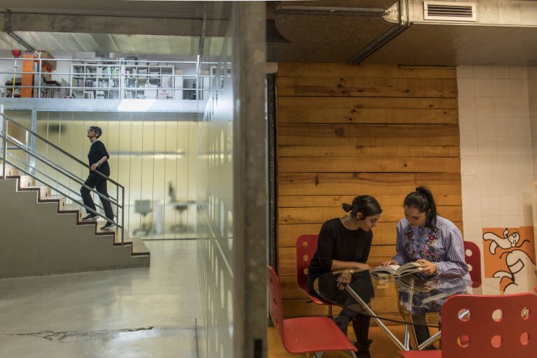 vicentmolins's tweet image. Estreno, estreno...
🗂 Primer día de @culturplaza ‘cotilleando’ en los espacios de trabajo de las industrias culturales valencianas...
1: Filmac 
valenciaplaza.com/en-tu-ofi-o-en…