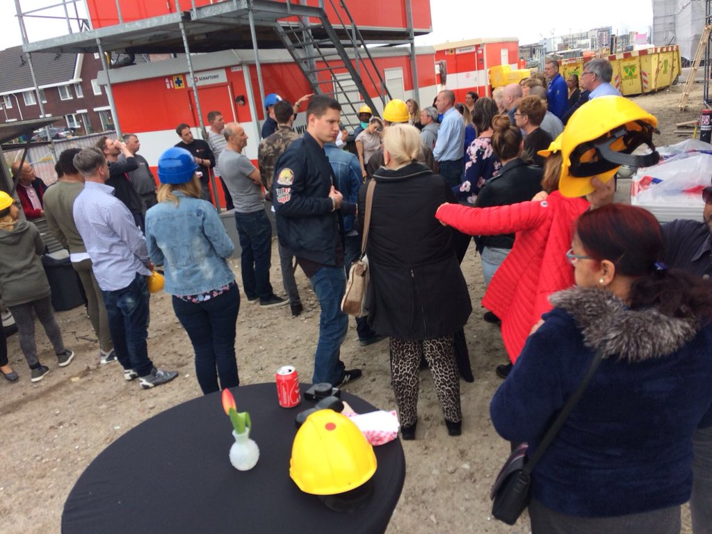 Gelaagde kijkdag voor alle kopers en hoogste punt viering van Oasis Beach III <a href="/VanWijnenGroep/">Van Wijnen</a> <a href="/GOudesluijs/">Gabri Oudesluijs</a> <a href="/dzwiggelaar1/">Daniëlle Zwiggelaar</a> <a href="/GvanSpijkeren/">Gerben van Spijkeren</a> #klantwaarde #oasisbeach #almerepoort