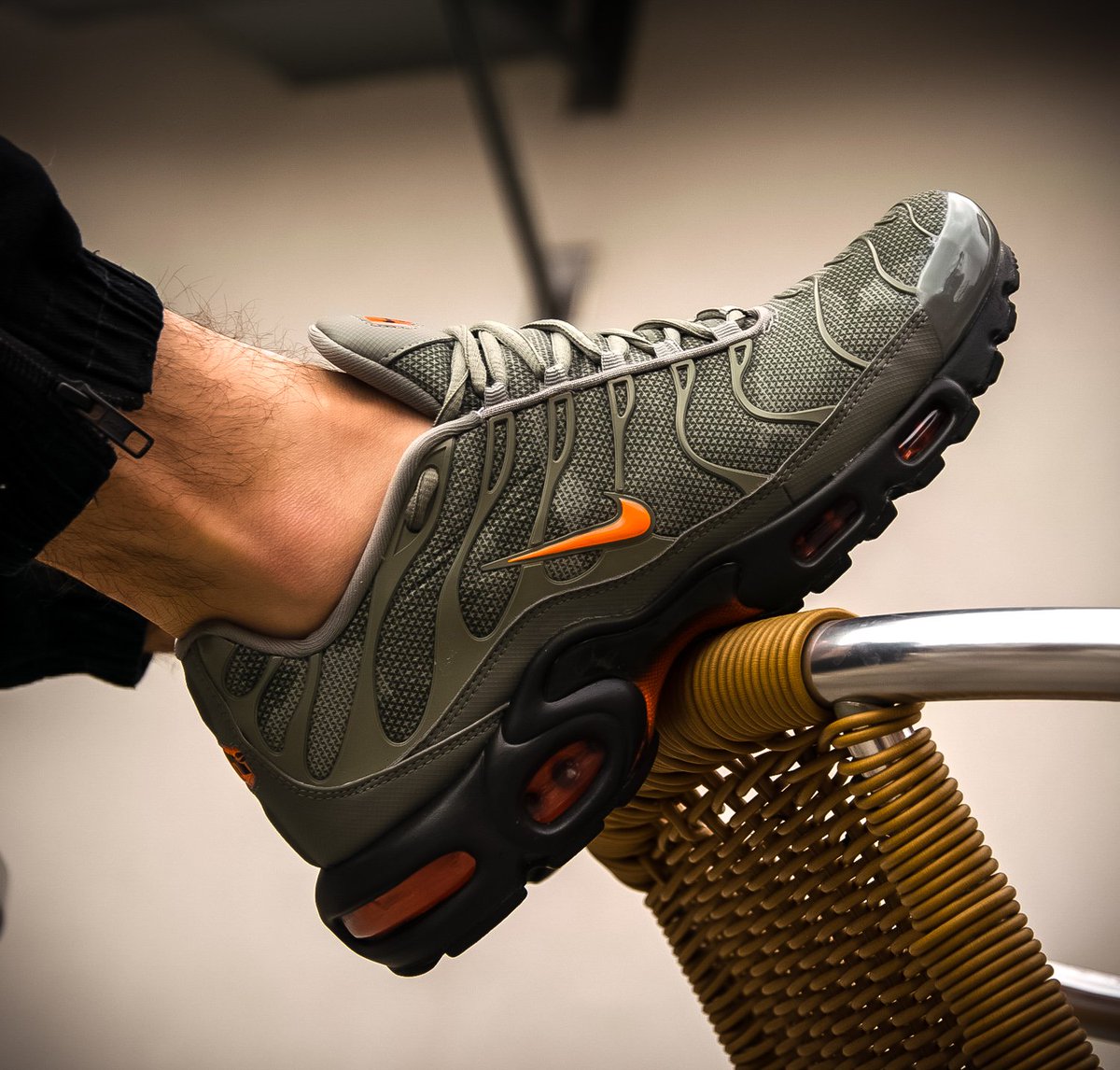 air max plus dark stucco