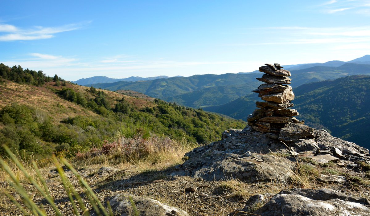 lozeretourisme's tweet photo. #Nosterresinconnues a révélé toute la beauté des #cevennes sur @France2tv avec @MalikBentalha, touchant dans ses rencontres avec la #nature et les habitants de la #lozere. Soif de grands espaces et de simplicité ? Découvrez et savourez https://t.co/KhUXXHDuGO #lozerenaturellement https://t.co/IxTAYSWau4