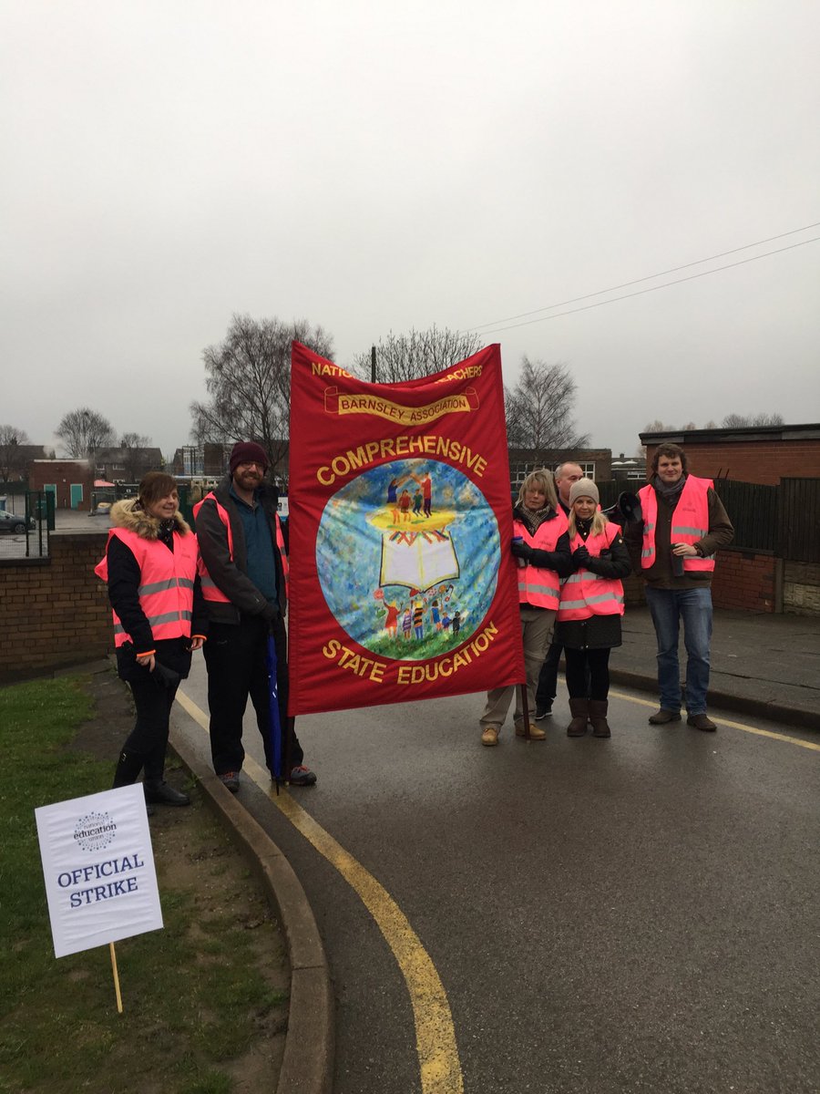 NUTBarnsley's tweet photo. We’re paying tribute today to the strength and resilience of St Helens primary academy staff. They have chosen to stand up and fight against oppressive management. #wewantahappyschool #STHAp11 We support you ✊🏻 https://t.co/HIsjHkfA6v