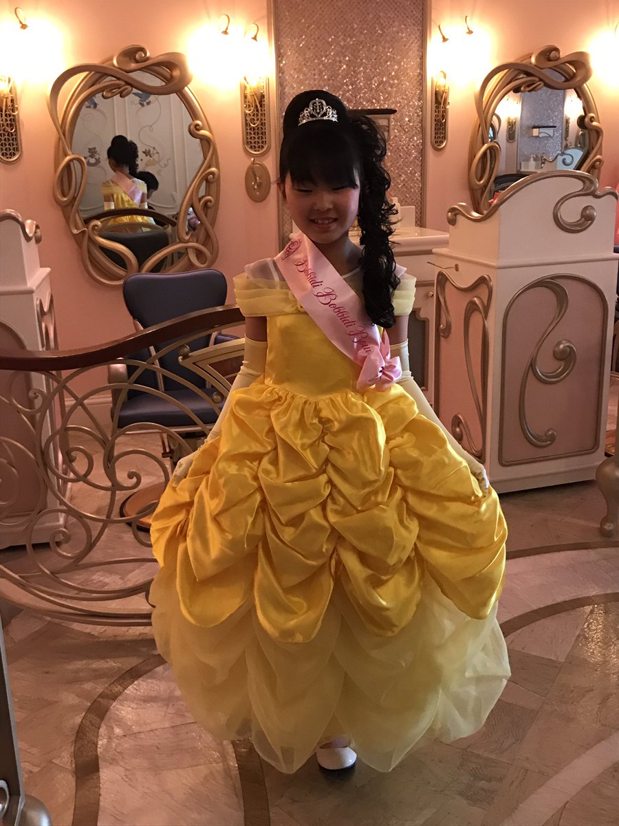 Masayo 昨日は学校終了後 ランドへ 誕生日記念の写真撮影を今年はビビディバビディブティックにした ドレスもシューズもティアラも化粧品も全てお持ち帰り パーク内も廻って撮影 30枚入ったcd Romも頂けた スタッフも対応が素晴らしく良き思い出になり