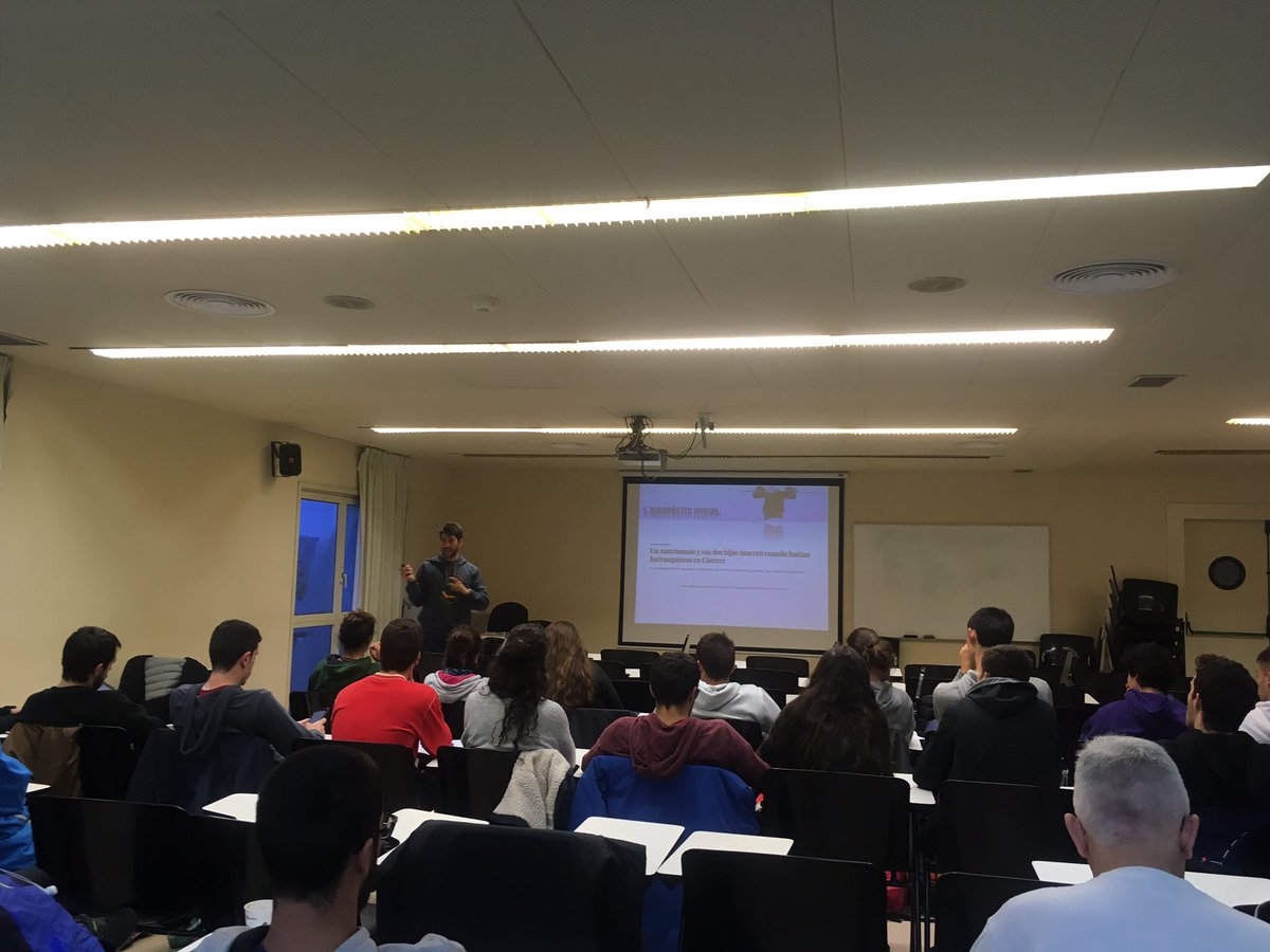 6B_Programadors's tweet photo. Seguim amb el Victor Labrador, i la programació en les activitats al medi natural. Molt important fer un anàlisi estricte de l'entorn. #PEAFE2018 https://t.co/7rNo9ViZHC