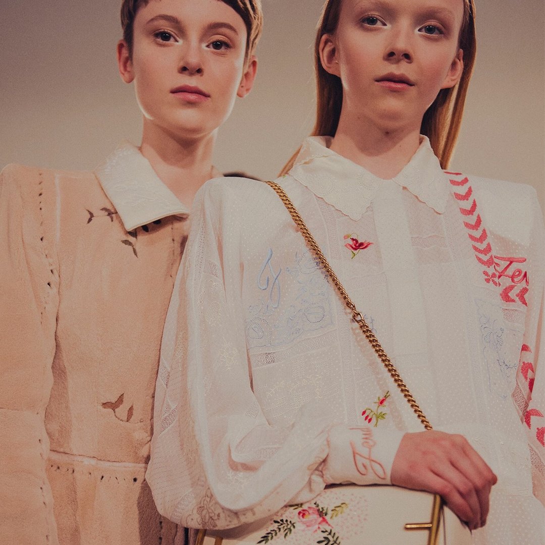 What was your favourite look from Autumn Winter 2018? This season we love this collection of tartan prints, ethereal fabrics and structured feminine silhouettes with neutral makeup. 💕 📷 via #GiacomoCabrini #MBFW