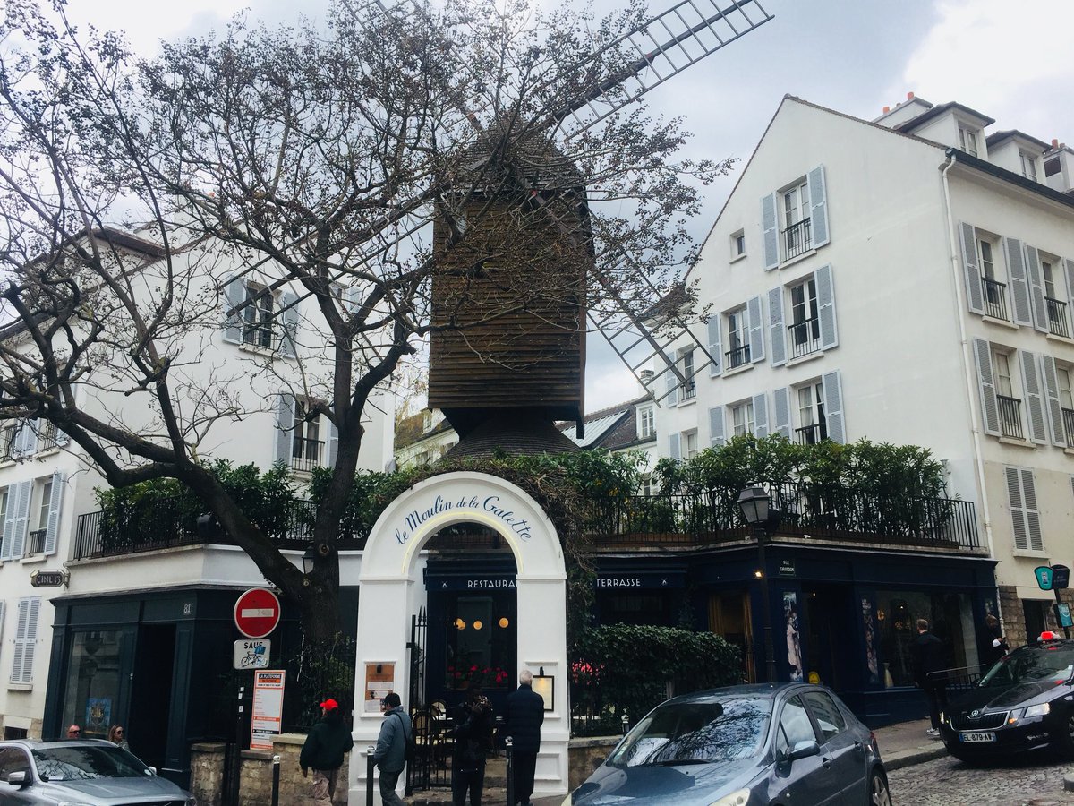 ehs_worldlang's tweet photo. After some lunch and souvenir shopping, we explored more of #Montmartre #Paris #tourist #EHSabroad #LesMoulins https://t.co/NlSIUelWLO
