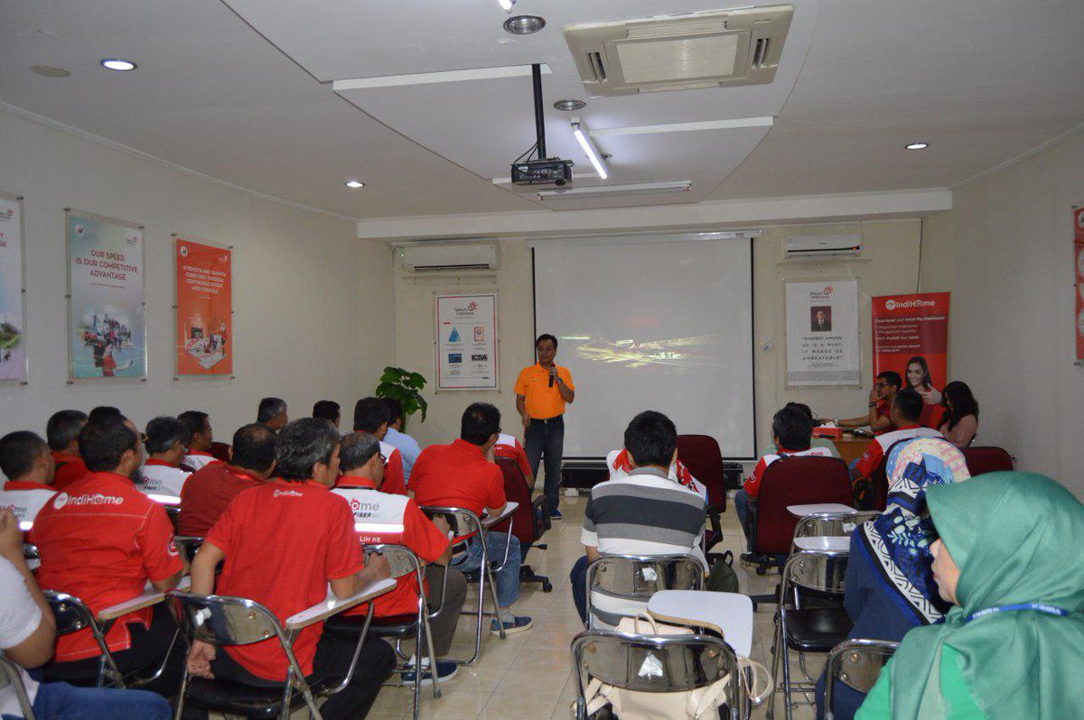 mulyakah's tweet photo. Ngobras besama karyawan Telkom Tasik dikemas dalam Leader Talk Value   GM Witel  di IndiHome Room, pagi ini lanjut komitment sukseskan KM 2018 #kipasbudayaRACE, #LivingTheTelkomWayTR3, #livingTheTelkomWay https://t.co/6OgQ1e3gmm