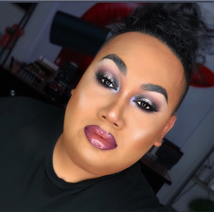 Totallythom's tweet photo. Loving the soft glam palette by @ABHcosmetics and the @amrezy 😍❤️ https://t.co/lBHwR4JMGK