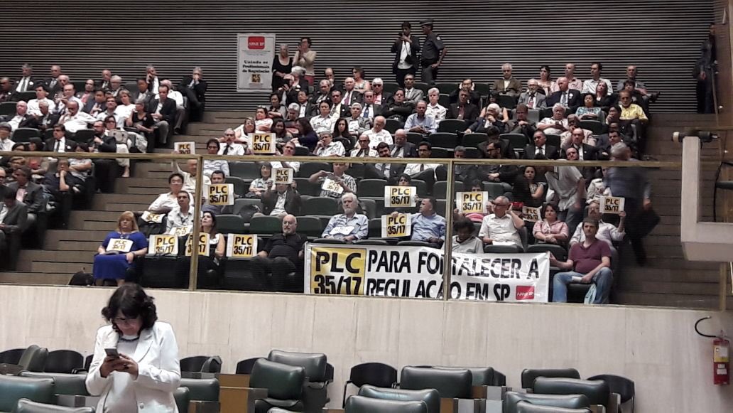 APARSP's tweet photo. Enfim o projeto de Lei 35/17 foi aprovado na Assembleia Legislativa de São Paulo! Foi um trabalho árduo que contribuirá para o fortalecimento da regulação e melhorias dos serviços públicos regulados! 
Nosso agradecimento aos deputados @jprillo @giannazioficial Alencar Santana https://t.co/emu3dgjb70