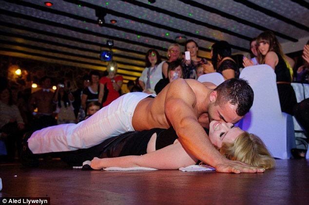 Hottest Male Strippers tweet media