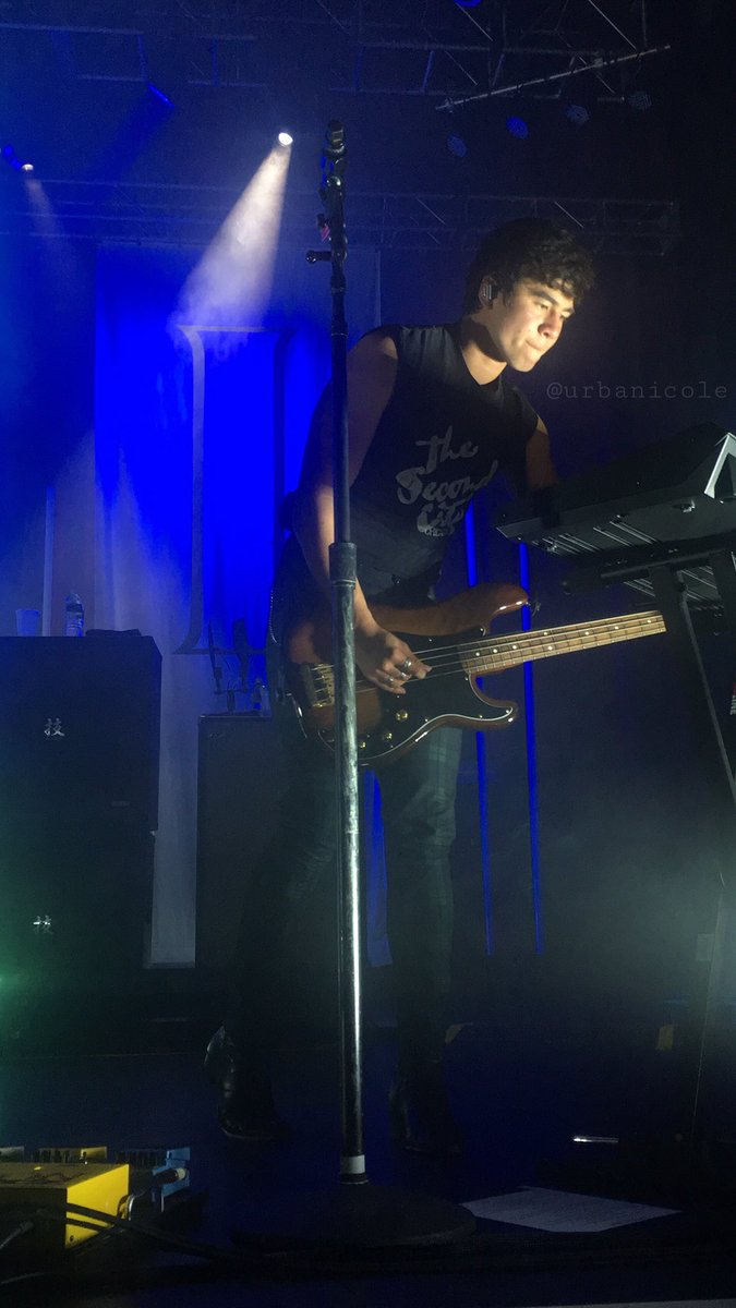 CalumUpdating's tweet image. Calum on stage! #5SOS3SilverSpring | @urbanicole