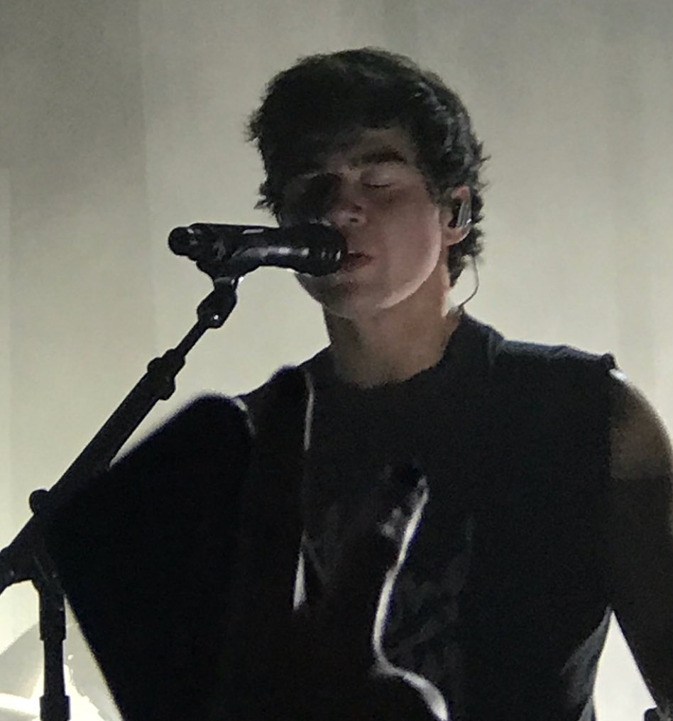 CalumUpdating's tweet image. Calum on stage tonight! #5SOS3SilverSpring | kinggabrielle_ (IG)