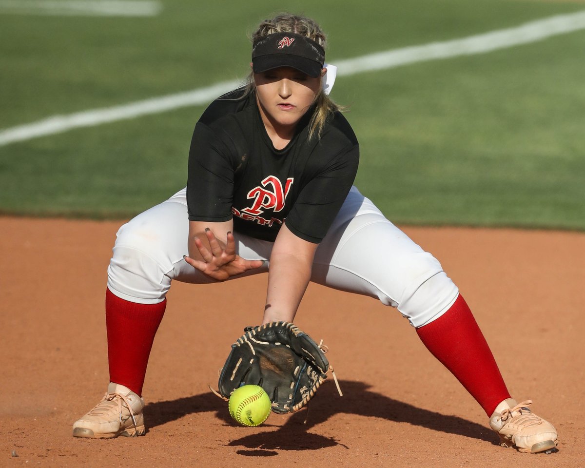 KlineSportsPics's tweet photo. Paradise Valley High School Varsity Softball finished up their rivalry season series, hosting the Rattlers of North Canyon High School. #PVHSPride https://t.co/GcsaOBeDqK